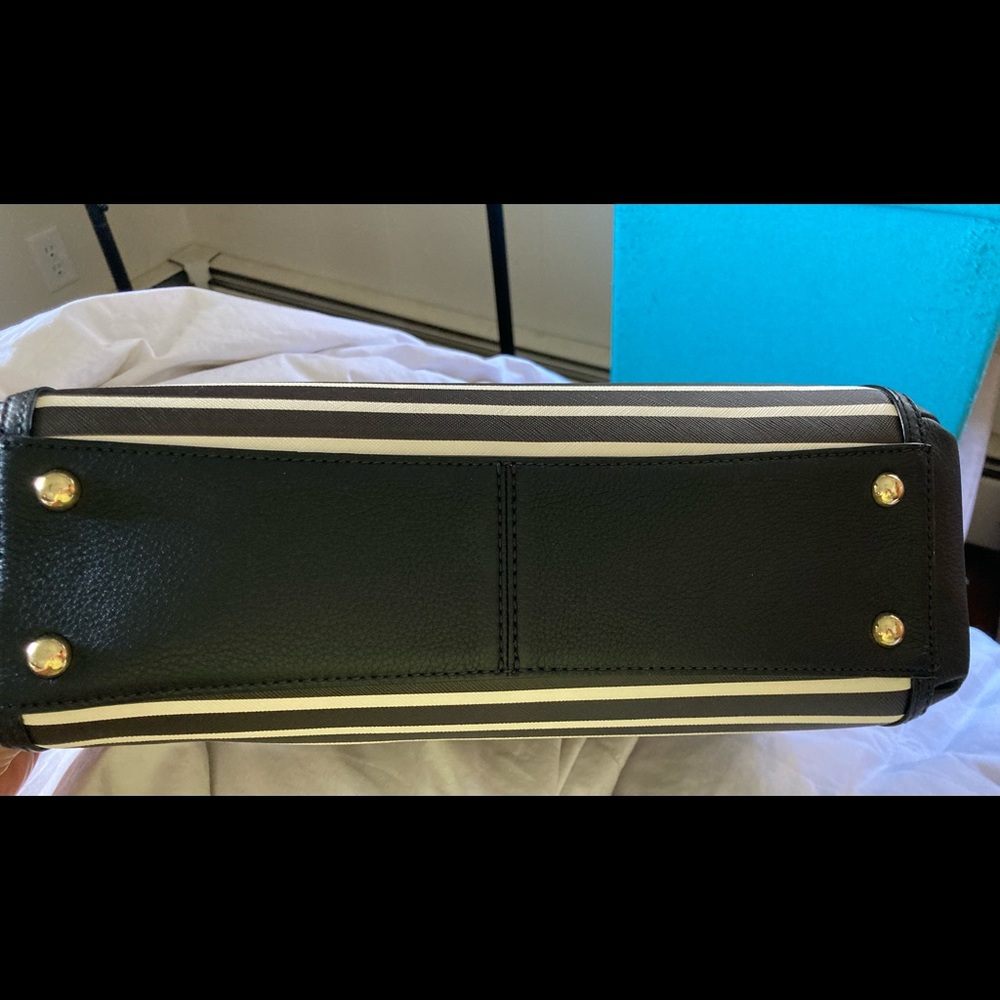 NWT black / cream striped purse & shoulder strap.  Identical front  /back - Picture 5 of 5
